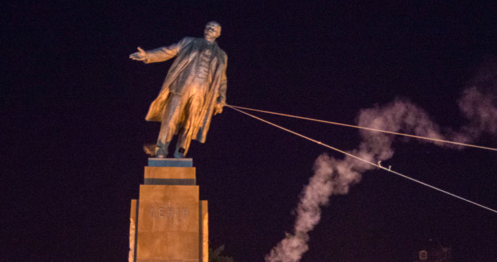 Toppling statue of Lenin